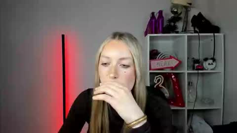 Snapshot of evelynblond chatting on June 3, 2:33 pm evelynblond online show from June 3, 2:33 pm