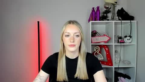 Snapshot of evelynblond chatting on June 4, 12:22 pm evelynblond online show from June 4, 12:22 pm