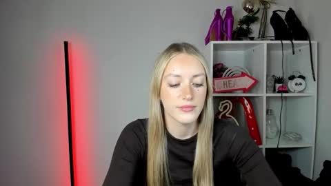 Snapshot of evelynblond chatting on June 8, 12:38 pm evelynblond online show from June 8, 12:38 pm