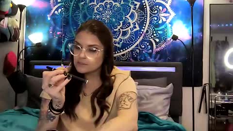 Snapshot of everleighlux chatting on December 6, 10:52 pm Aly online show from December 6, 10:52 pm