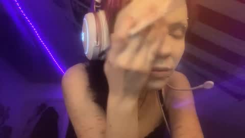 Snapshot of evettezirin chatting on November 27, 12:40 pm Sky online show from November 27, 12:40 pm