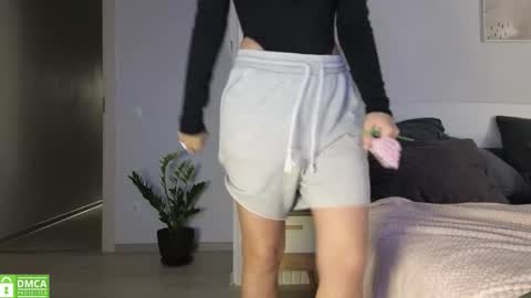 evi_woow online show from November 6, 6:31 pm