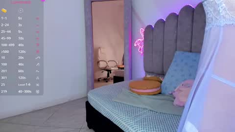 Snapshot of evie_clark_ chatting on September 25, 11:08 pm My name is Evie nice to meet you really get to know me better private is open online show from September 25, 11:08 pm