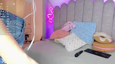 Snapshot of evie_clark_ chatting on November 17, 9:42 pm My name is Evie nice to meet you really get to know me better private is open online show from November 17, 9:42 pm