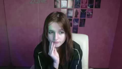 Snapshot of evie_leee chatting on November 9, 6:33 am Evie online show from November 9, 6:33 am