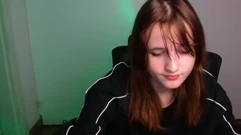 Snapshot of evie_leee chatting on November 10, 12:04 pm Evie online show from November 10, 12:04 pm