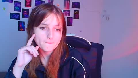 Snapshot of evie_leee chatting on November 16, 6:13 pm Evie online show from November 16, 6:13 pm