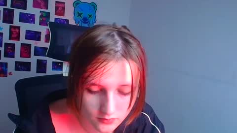 Snapshot of evie_leee chatting on November 19, 8:31 pm Evie online show from November 19, 8:31 pm