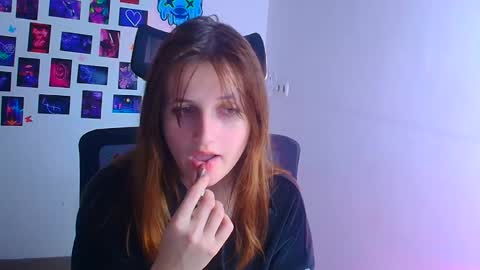 Snapshot of evie_leee chatting on November 22, 6:18 pm Evie online show from November 22, 6:18 pm