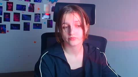 Snapshot of evie_leee chatting on November 23, 6:30 pm Evie online show from November 23, 6:30 pm