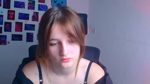 Snapshot of evie_leee chatting on November 24, 10:53 pm Evie online show from November 24, 10:53 pm