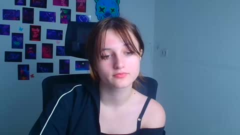 Snapshot of evie_leee chatting on November 25, 7:03 pm Evie online show from November 25, 7:03 pm