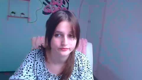 Snapshot of evie_leee chatting on November 28, 10:56 pm Evie online show from November 28, 10:56 pm