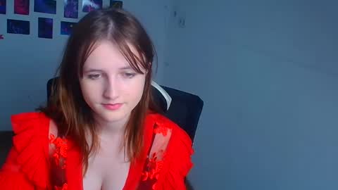 Snapshot of evie_leee chatting on November 29, 10:46 pm Evie online show from November 29, 10:46 pm