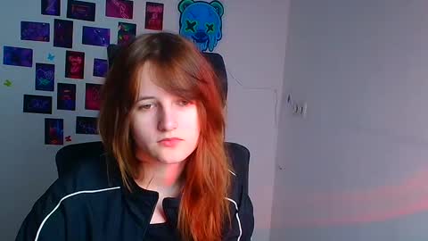 Snapshot of evie_leee chatting on December 2, 9:54 pm Evie online show from December 2, 9:54 pm