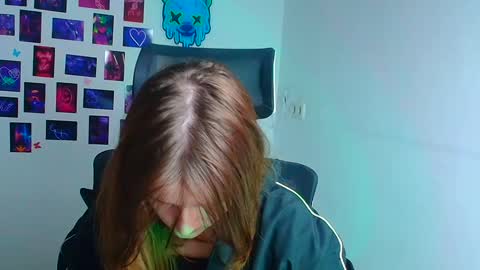 Snapshot of evie_leee chatting on December 3, 11:25 pm Evie online show from December 3, 11:25 pm