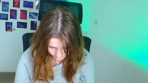 Snapshot of evie_leee chatting on December 4, 9:56 pm Evie online show from December 4, 9:56 pm