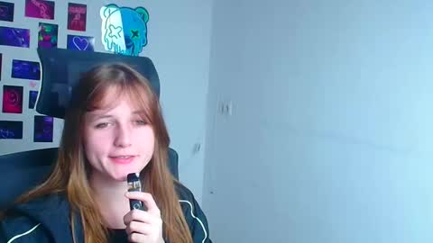 Snapshot of evie_leee chatting on December 17, 6:36 pm Evie online show from December 17, 6:36 pm