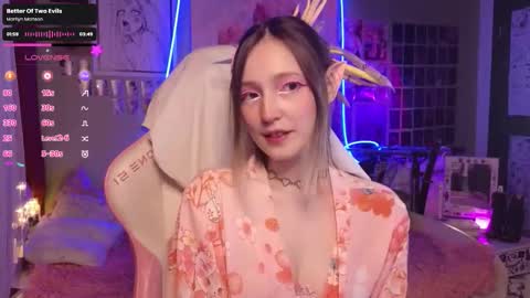 Evie online show from November 12, 9:25 pm