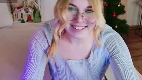 Snapshot of evie_val chatting on December 14, 5:29 pm evie_val online show from December 14, 5:29 pm