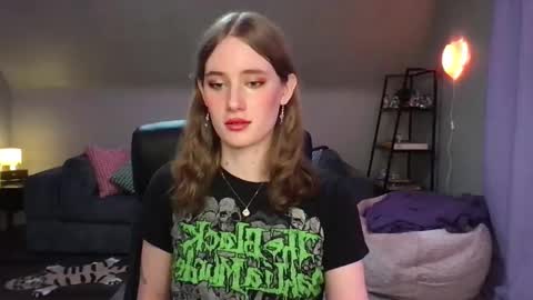 Snapshot of eviecam chatting on February 25, 12:36 am Evie3 online show from February 25, 12:36 am