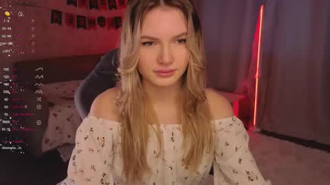 Snapshot of evilyn_next_door chatting on October 31, 10:38 am Evelyn online show from October 31, 10:38 am