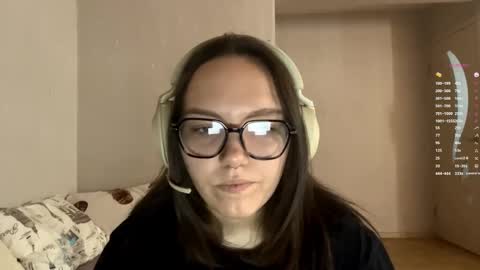 Snapshot of evondollison chatting on February 14, 5:26 am Emilia online show from February 14, 5:26 am