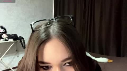 Snapshot of evonnegongalves chatting on June 1, 9:11 am Emma online show from June 1, 9:11 am