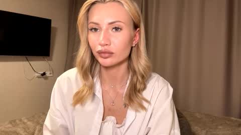 Snapshot of evonphernetton chatting on March 21, 7:17 pm Amelia online show from March 21, 7:17 pm