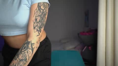 ewelynscott online show from November 17, 6:03 pm