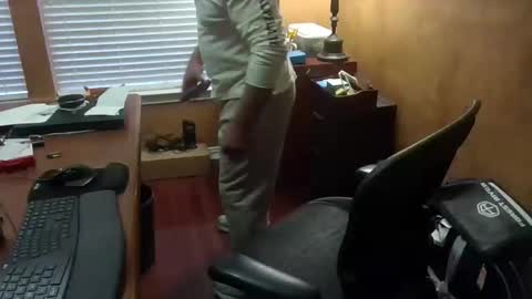 Snapshot of exhibitman69_ldb chatting on February 23, 12:19 am exhibitman69_ldb online show from February 23, 12:19 am