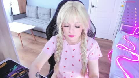Snapshot of exhoneyangel chatting on April 7, 9:43 am Amy online show from April 7, 9:43 am