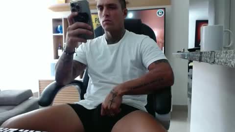 Snapshot of exotic_dude chatting on April 28, 2:33 pm camilo online show from April 28, 2:33 pm