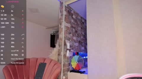 Thianna online show from December 4, 7:01 pm