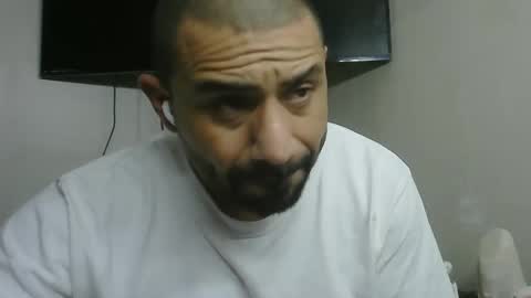 Snapshot of faded805 chatting on February 5, 11:02 am Mark online show from February 5, 11:02 am
