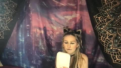 Fae online show from December 7, 4:36 pm