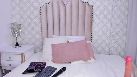 Snapshot of fallon_grey chatting on December 15, 8:24 pm fallon_grey online show from December 15, 8:24 pm