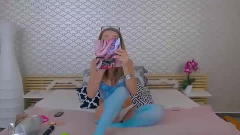 Snapshot of fannie_roberts chatting on March 31, 4:02 am Fannie online show from March 31, 4:02 am