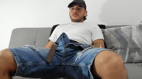 Snapshot of favid95 chatting on December 15, 1:35 am favid95 online show from December 15, 1:35 am