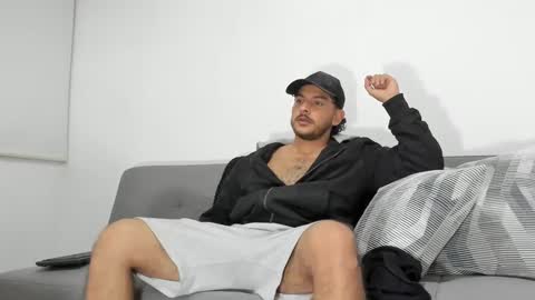 Snapshot of favid95 chatting on December 17, 6:13 am favid95 online show from December 17, 6:13 am