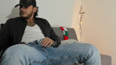 Snapshot of favid95 chatting on January 13, 12:30 am favid95 online show from January 13, 12:30 am