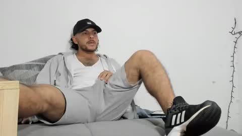 Snapshot of favid95 chatting on February 24, 1:24 am favid95 online show from February 24, 1:24 am