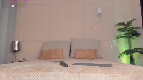 Snapshot of fay_miller2 chatting on October 2, 12:17 am welcome to my world online show from October 2, 12:17 am