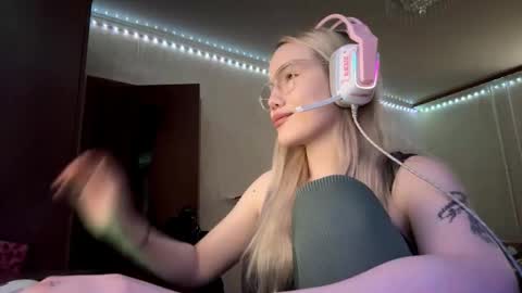 Snapshot of faybrechbiel chatting on February 17, 12:01 pm Melissa online show from February 17, 12:01 pm