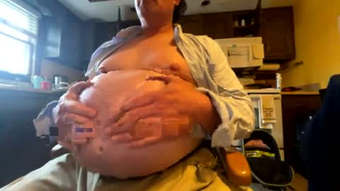 Snapshot of feedmyhugebelly chatting on April 22, 8:32 pm feedmyhugebelly online show from April 22, 8:32 pm