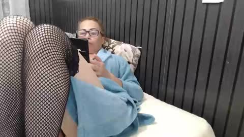 Snapshot of felina_hot chatting on December 8, 3:21 am Felina Hot online show from December 8, 3:21 am