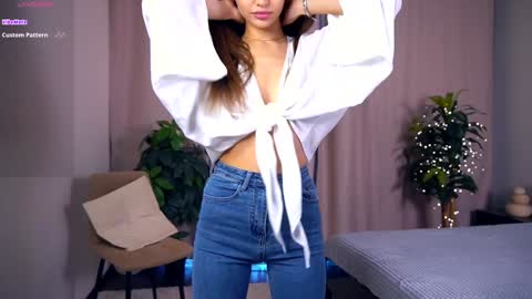 Snapshot of felissiany chatting on March 9, 4:16 am Hello im Nova online show from March 9, 4:16 am