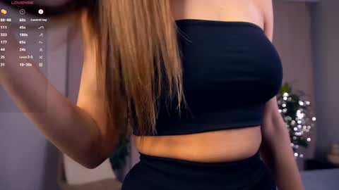 Snapshot of felissiany chatting on March 10, 4:17 am Hello im Nova online show from March 10, 4:17 am