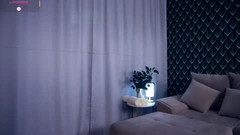 Snapshot of felissiany chatting on October 12, 4:22 am Hello im Nova online show from October 12, 4:22 am