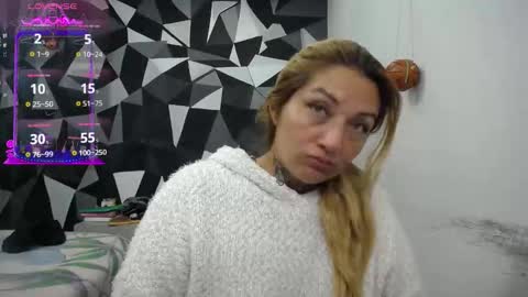 Snapshot of fenix_purple chatting on December 21, 10:39 pm FENIX online show from December 21, 10:39 pm